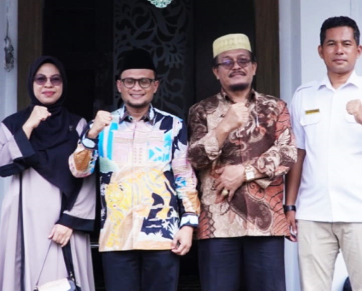 Pj Setdako Winarno, ME didampingi Kakan Kemenag, Drs. H Alizar Chan, M. Ag, poto bareng depan penginapan kafilah Kota Padang Panjang ajang MTQ ke. 40, Rabu (13/12/2023).